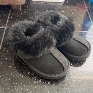 Kids Black Faux Fur Lined Slip-On Slippers